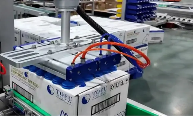 A-vacuum-gripper-uses-suction-cups-to-hold-the-case-firmly-against-the-gripper-plate-1