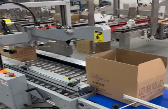 Filled-cases-arrive-at-the-infeed-of-the-Case-Taper-from-the-upstream-conveyor