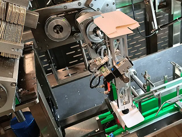 The-cardboard-is-formed-at-the-forming-station