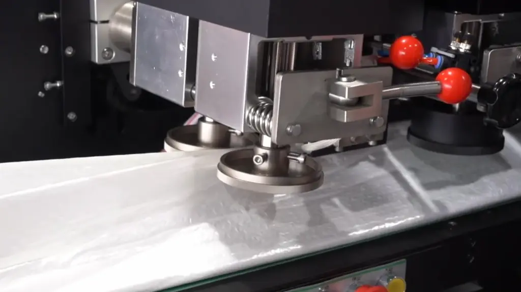 The-fin-seal-wheel-presses-the-two-film-layers-together