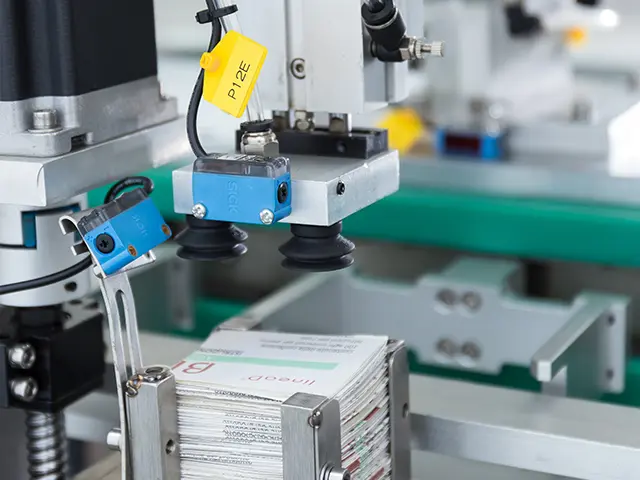 The-vacuum-suction-cup-is-ready-to-pull-the-cardboard-out-of-the-stack-of-blanks