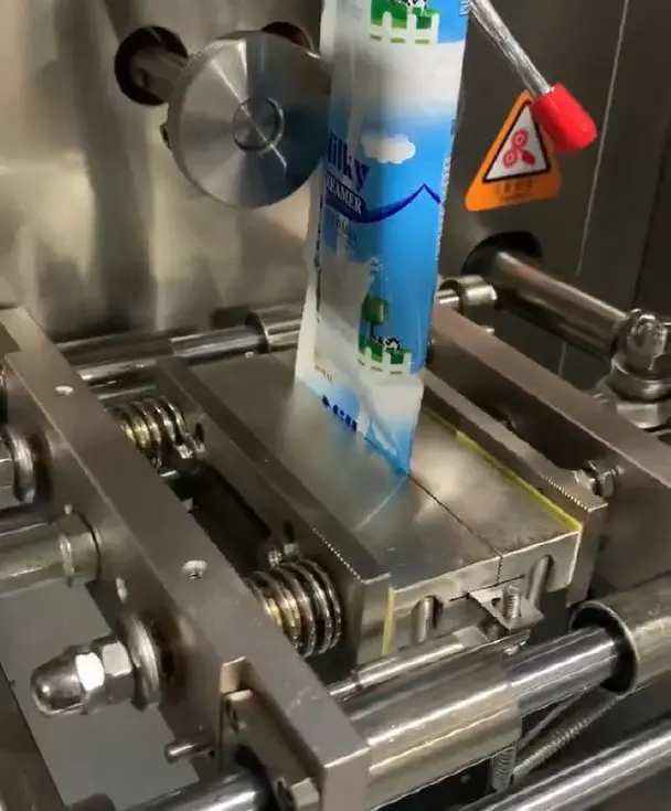 a-pair-of-sealing-jaws-closes-across-the-full-width-of-the-film-tube
